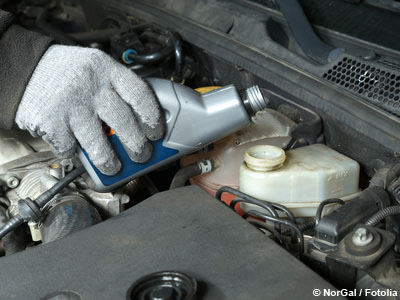 Wie Bremsflüssigkeit im Auto nachfüllen Wechsel von Bremsflüssigkeit